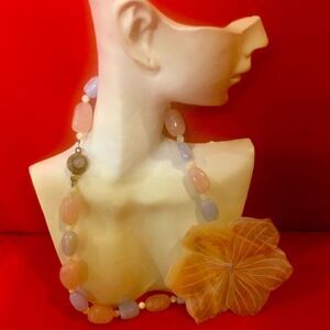 Mother Of Pearl Flower with Glass Beads Chocker